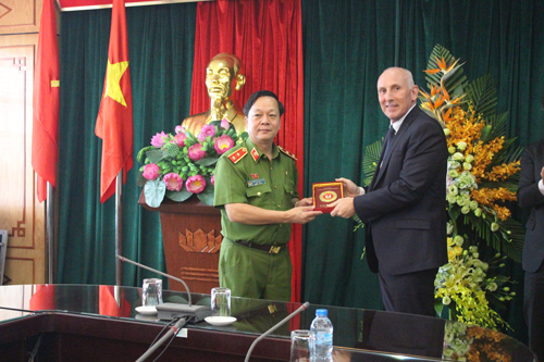 Lãnh đạo Học viện CSND tặng quà ông Gerry McGowan và chào mừng ông đến nhận công tác tại Việt Nam.